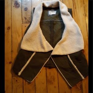 🌟Great Sherpa lined vest . Great color 🌟